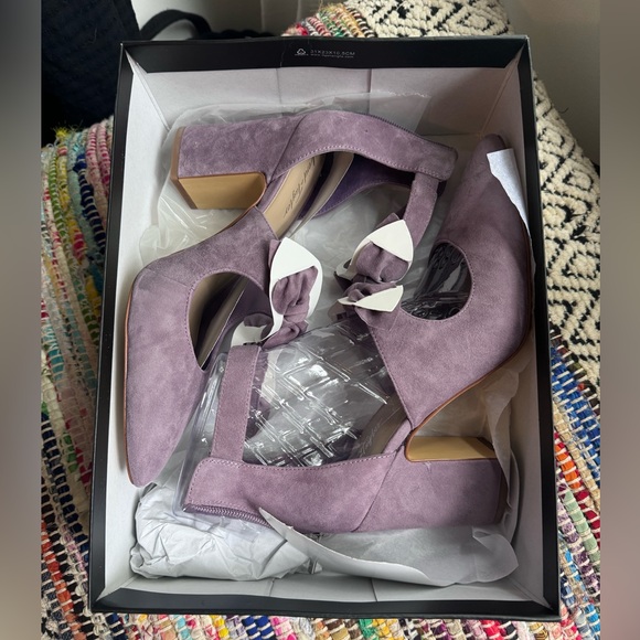 Suede lilac  Lord & Taylor shoes. - Picture 2 of 3
